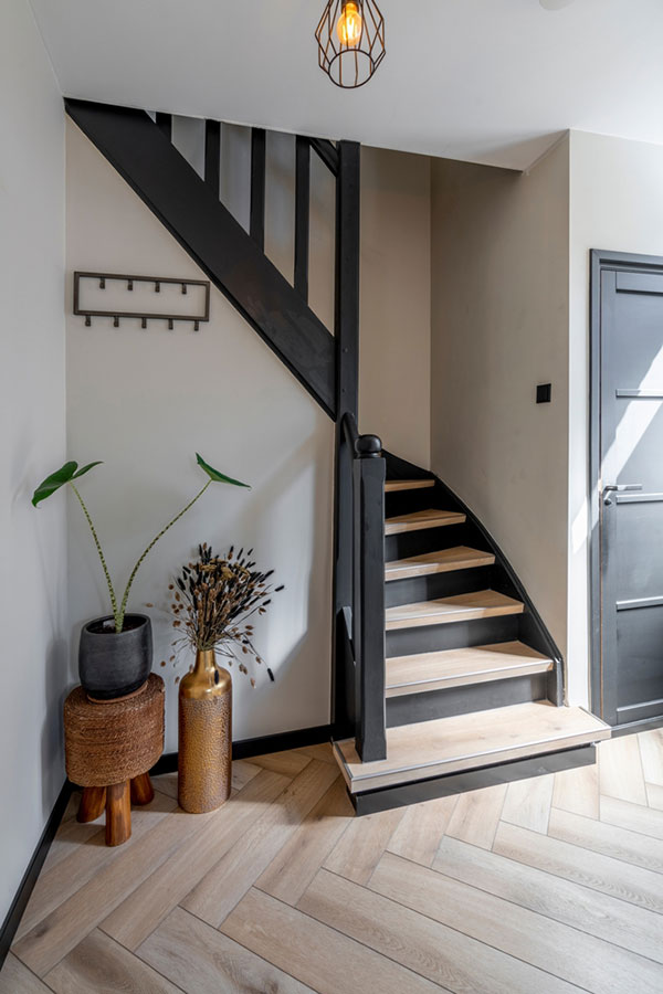 Intervenant à dans tout le Val-d'Oise (95), Travodecor est spécialisé en réalisation d'escalier en bois sur mesure 