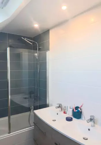 Rénovation d'une salle de bain colorée à Deuil-la-Barre image 2